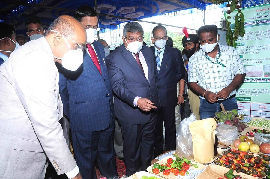 ತುಮಕೂರಿನಲ್ಲಿ ಭಾನುವಾರ ಪ್ಯಾನ್ ಇಂಡಿಯಾ ಕಾನೂನು ಅರಿವು ಅಭಿಯಾನದ ಅಂಗವಾಗಿ ಹಮ್ಮಿಕೊಂಡಿದ್ದ ವಸ್ತು ಪ್ರದರ್ಶನವನ್ನು ಹೈಕೋರ್ಟ್ ನ್ಯಾಯಮೂರ್ತಿ ಬಿ.ವೀರಪ್ಪ ಅವರು ವೀಕ್ಷಿಸಿದರು. ನ್ಯಾಯಮೂರ್ತಿ ಜಿ.ನರೇಂದರ್, ರಾಜ್ಯ ಕಾನೂನು ಸೇವಾ ಪ್ರಾಧಿಕಾರದ ಸದಸ್ಯ ಕಾರ್ಯದರ್ಶಿ ಎಚ್.ಶಶಿಧರ ಶೆಟ್ಟಿ, ಜಿಲ್ಲಾ ಸೆಷನ್ಸ್ ನ್ಯಾಯಾಧೀಶರಾದ ಜಿ.ಎಸ್.ಸಂಗ್ರೇಶಿ ಮೊದಲಾದವರು ಇದ್ದರು