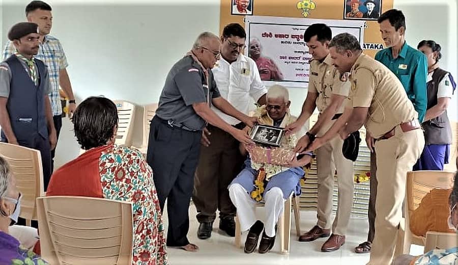 ಹಾರೋಹಳ್ಳಿಯಲ್ಲಿ ನಡೆದ ಆರೋಗ್ಯವೇ ಭಾಗ್ಯ ಕಾರ್ಯಕ್ರಮದಲ್ಲಿ ಡಾ.ಖಾದರ್‌ ವಾಲಿ ಅವರನ್ನು ಸನ್ಮಾನಿಸಲಾಯಿತು. ಶಿವನಂಜಪ್ಪ, ಕೆ. ಮಲ್ಲೇಶ್‌, ಎಚ್‌.ಎಸ್‌. ಮುರಳೀಧರ್‌, ದೀಪು, ಪ್ರಭು ಉಪಸ್ಥಿತರಿದ್ದರು