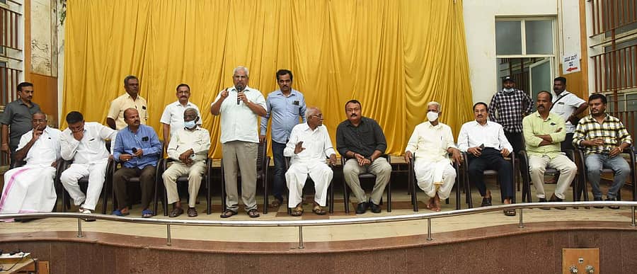 ದಾವಣಗೆರೆಯ ಪಾರ್ವತಮ್ಮ ಶಾಮನೂರು ಶಿವಶಂಕರಪ್ಪ ಸಮುದಾಯ ಭವನದ ತರಳಬಾಳು ಸಭಾಭವನದಲ್ಲಿ ನಡೆದ ಸಭೆಯಲ್ಲಿ ಮುಖಂಡ ಅಣಬೇರು ರಾಜಣ್ಣ ಮಾತನಾಡಿದರು. ಸಂಗಮೇಶಗೌಡ್ರು, ವೀರೇಶ್ ಹನಗವಾಡಿ, ಮೇಯರ್ ಎಸ್.ಟಿ. ವೀರೇಶ್, ಶಿವಗಂಗಾ ಬಸವರಾಜ್ ಪಾಲ್ಗೊಂಡಿದ್ದರು.