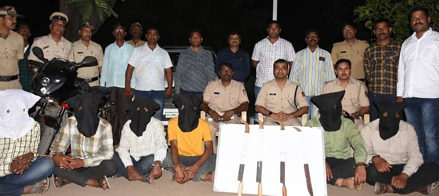 ಅಭಿಷೇಕ ಕೊಲೆ ಪ್ರಕರಣದ ಆರೋಪಿಗಳನ್ನು ಪೊಲೀಸರು ಬಂಧಿಸಿರುವುದು. ದಕ್ಷಿಣ ಉಪವಿಭಾಗದ ಎಸಿಪಿ ಅಂಶುಕುಮಾರ್, ಪಿಎಸ್ಐಗಳಾದ ಬಸವರಾಜ, ವಾಹಿದ್ ಕೊತ್ವಾಲ್ ಹಾಗೂ ಸಿಬ್ಬಂದಿ ಇದ್ದರು