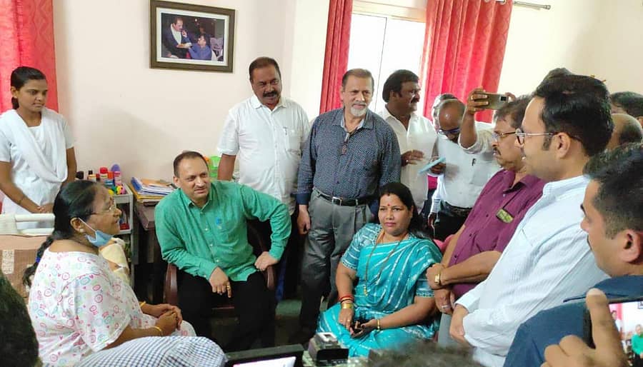 ವಿಧಾನ ಪರಿಷತ್ ಮಾಜಿ ಸದಸ್ಯೆ ಶುಭಲತಾ ಅಸ್ನೋಟಿಕರ್ ಅವರ ಆರೋಗ್ಯ ಸ್ಥಿತಿಯನ್ನು ಸಂಸದ ಅನಂತಕುಮಾರ ಹೆಗಡೆ ವಿಚಾರಿಸಿದರು. ಶುಭಲತಾ ಪುತ್ರ ಆನಂದ್ ಅಸ್ನೋಟಿಕರ್, ಶಾಸಕಿ ರೂಪಾಲಿ ನಾಯ್ಕ ಇದ್ದಾರೆ