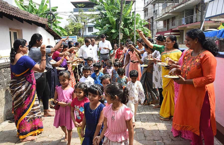 ಚಿಲಿಂಬಿ ಆದರ್ಶನಗರದ ಆದರ್ಶ್ ಫ್ರೆಂಡ್ಸ್ ಅಸೋಸಿಯೇಶನ್ನ ಅಂಗನವಾಡಿ ಕೇಂದ್ರದಲ್ಲಿ ಮಕ್ಕಳನ್ನು ಅದ್ಧೂರಿಯಾಗಿ ಸ್ವಾಗತಿಸಲಾಯಿತು.