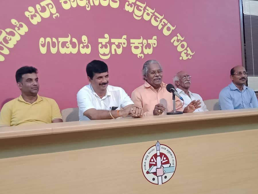 ನಾಗರಿಕರ ಹಿತರಕ್ಷಣಾ ವೇದಿಕೆ ಕೊಂಡಕೂರು ಸಂಸ್ಥೆಯ ಸದಸ್ಯರು ಸೋಮವಾರ ‘ತುಳು ಅಪ್ಪೆ’ ಭಾವಚಿತ್ರ ಅನಾವರಣ ಕುರಿತು ಸುದ್ದಿಗೋಷ್ಠಿಯಲ್ಲಿ ಮಾತನಾಡಿದರು.