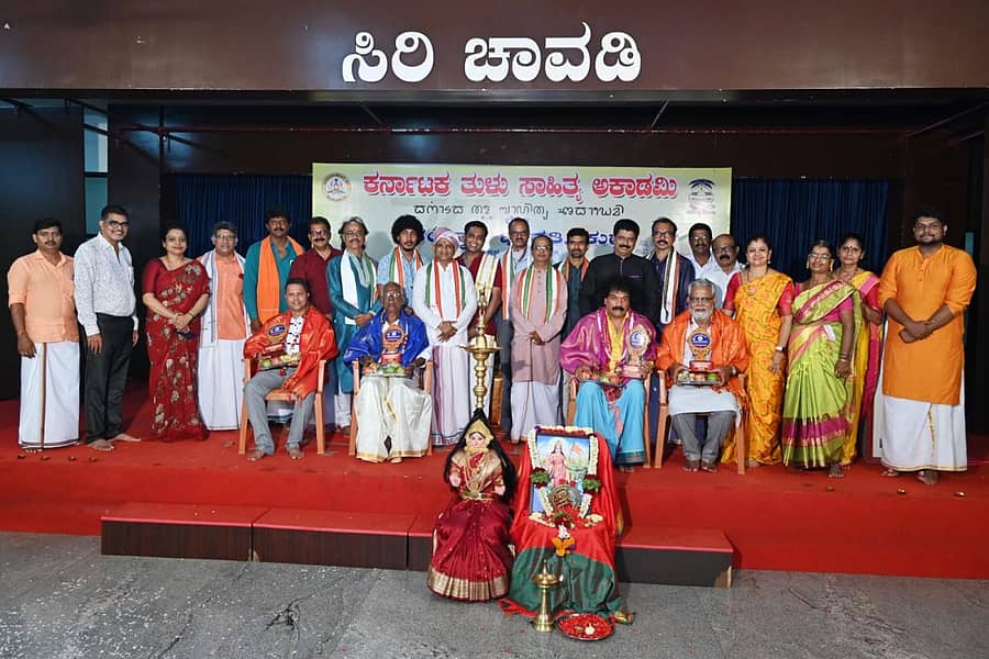 ಮಂಗಳೂರಿನ ತುಳುಭವನದಲ್ಲಿ ಸಂಸ್ಕಾರ ಭಾರತಿ ಘಟಕದ ವತಿಯಿಂದ ಭನುವಾರ ದೀಪಾವಳಿ ಕುಟುಂಬ ಮಿಲನ ನಡೆಯಿತು. ಅಕಾಡೆಮಿ ಅಧ್ಯಕ್ಷ ದಯಾನಂದ ಕತ್ತಲ್‌ಸಾರ್‌, ಘಟಕದ ಅಧ್ಯಕ್ಷ ಪುರುಷೋತ್ತಮ ಭಂಡಾರಿ ಅಡ್ಯಾರ್, ಪ್ರಮುಖರು ಇದ್ದರು.