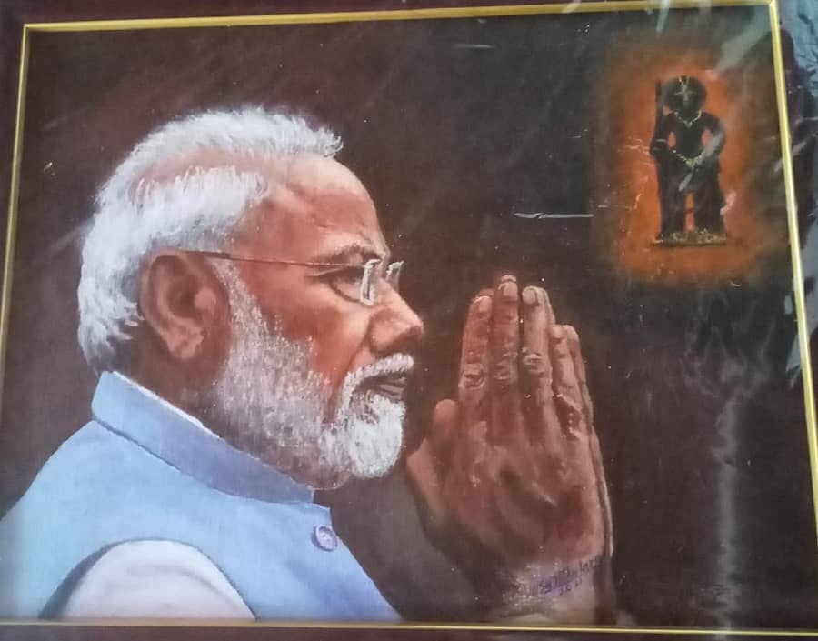 ಪದ್ಮವಿಭೂಷಣ ಪ್ರಶಸ್ತಿ ಸ್ವೀಕರಿಸಲು ದೆಹಲಿಗೆ ತೆರಳಿದ್ದ ಪೇಜಾವರ ಮಠದ ವಿಶ್ವಪ್ರಸನ್ನ ತೀರ್ಥ ಸ್ವಾಮೀಜಿಗಳು ಪ್ರಧಾನಿ ನರೇಂದ್ರ ಮೋದಿ ಅವರನ್ನು ಭೇಟಿಮಾಡಿ ಉಡುಪಿಯ ಕಲಾವಿದೆ ವಸಂತಲಕ್ಷ್ಮೀ ಹೆಬ್ಬಾರ್ ರಚಿಸಿದ ಮೋದಿ ಅವರ ತೈಲಚಿತ್ರ ಹಾಗೂ ಸಂಸ್ಕೃತ, ಕನ್ನಡ, ತುಳು ಲಿಪಿಯಲ್ಲಿದ್ದ ಸ್ಮರಣಿಕೆ ನೀಡಿದರು.