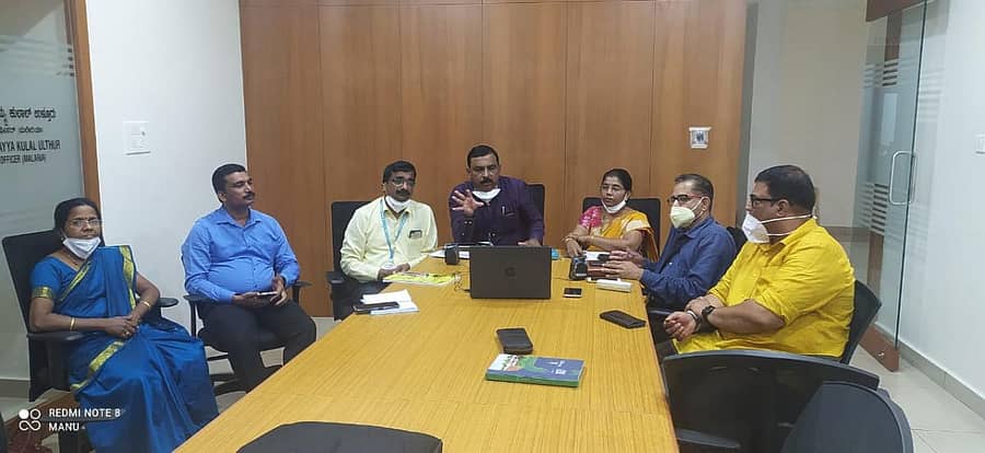 ಜಿಲ್ಲಾ ಆರೋಗ್ಯಾಧಿಕಾರಿ ಡಾ. ಕಿಶೋರ್ಕುಮಾರ್ ಲಸಿಕೆ ಅಭಿಯಾನದ ಪೂರ್ವ ಸಿದ್ಧತೆ ಸಭೆಯಲ್ಲಿ ಮಾತನಾಡಿದರು.