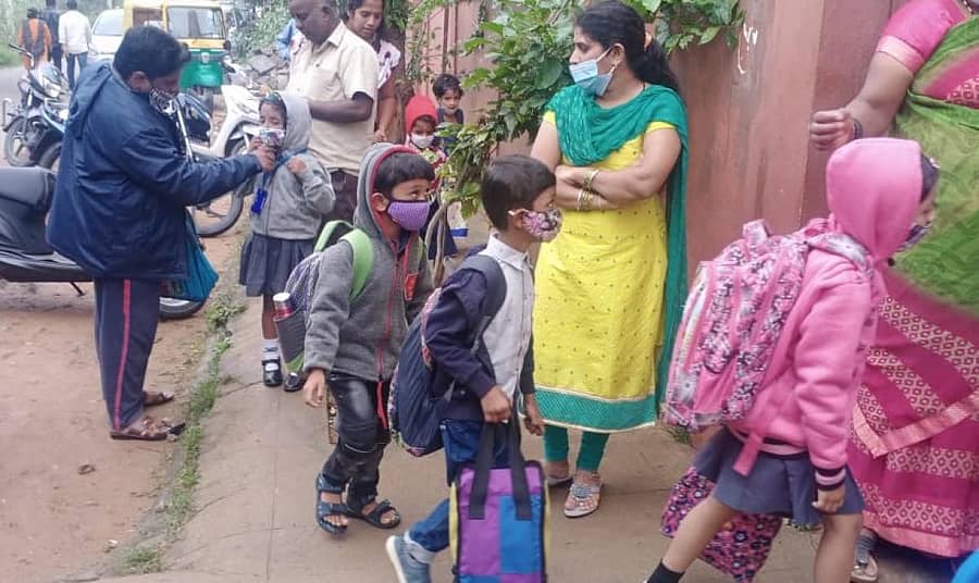 ಕೋಲಾರದ ಚಿನ್ಮಯ ಶಾಲೆಯಲ್ಲಿ ಸೋಮವಾರ ಎಲ್ಕೆಜಿ ಮತ್ತು ಯುಕೆಜಿ ತರಗತಿಗಳು ಪುನರಾರಂಭವಾಗಿದ್ದು, ಮಕ್ಕಳು ಪೋಷಕರೊಂದಿಗೆ ಶಾಲೆಗೆ ಬಂದರು