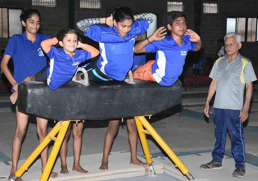 ಧಾರವಾಡದ ಜಿಮ್ನಾಸ್ಟಿಕ್ ಕೇಂದ್ರದಲ್ಲಿ ಮಕ್ಕಳಿಗೆ ತರಬೇತಿ ನೀಡುತ್ತಿರುವ ಮುಖ್ಯ ಕೋಚ್ ವಿಠ್ಠಲ್ ಮೂರ್ತಗುಡ್ಡೆ