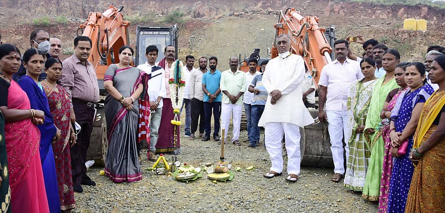 ಚಿತ್ರದುರ್ಗದ ಕುಂಚಿಗನಾಳ್ ಕಣಿವೆಯಲ್ಲಿ ನೂತನ ಜಿಲ್ಲಾಡಳಿತ ಭವನ ನಿರ್ಮಾಣದ ಕಾಮಗಾರಿಗೆ ಸೋಮವಾರ ಭೂಮಿ ಪೂಜೆಯೊಂದಿಗೆ ಚಾಲನೆ ದೊರೆಯಿತು. ಕಾರ್ಯಕ್ರಮದಲ್ಲಿ ಶಾಸಕ ಜಿ.ಎಚ್. ತಿಪ್ಪಾರೆಡ್ಡಿ, ಜಿಲ್ಲಾಧಿಕಾರಿ ಕವಿತಾ ಎಸ್. ಮನ್ನಿಕೇರಿ, ನಗರಸಭೆ ಅಧ್ಯಕ್ಷೆ ಬಿ. ತಿಪ್ಪಮ್ಮ ಇದ್ದರು.