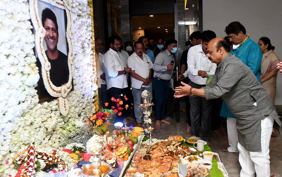 ಪುನೀತ್‌ ರಾಜ್‌ಕುಮಾರ್‌ ಅವರ ಭಾವಚಿತ್ರಕ್ಕೆ ಪುಷ್ಪ ನಮನ ಸಲ್ಲಿಸಿದ ಮುಖ್ಯಮಂತ್ರಿ ಬಸವರಾಜ ಬೊಮ್ಮಾಯಿ. ಸಚಿವ ಆರ್‌.ಅಶೋಕ್‌ ಇದ್ದರು.