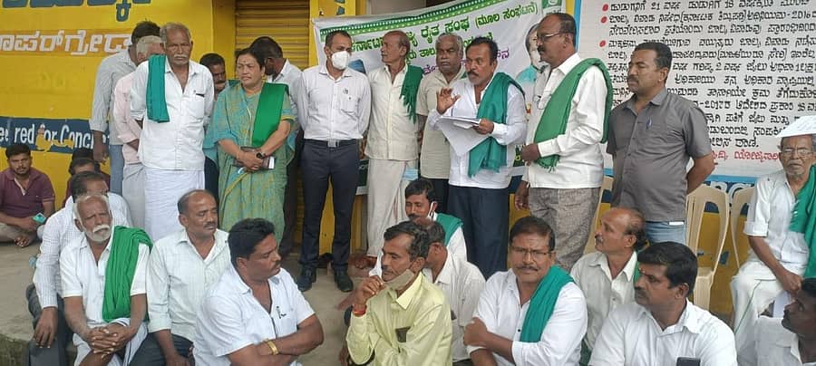 ಮದ್ದೂರು ತಾಲ್ಲೂಕಿನ ಶಿಶುಅಭಿವೃದ್ಧಿ ಅಧಿಕಾರಿ ಚೇತನ್ ಕುಮಾರ್ ಅವರು ರೈತರೊಂದಿಗೆ ಅಸಭ್ಯವಾಗಿ ವರ್ತಿಸಿದ್ದಾರೆ ಎಂದು ಆರೋಪಿಸಿ ಕರ್ನಾಟಕ ರಾಜ್ಯ ರೈತಸಂಘದ ಸದಸ್ಯರು ಪಟ್ಟಣದ ಟಿ.ಬಿ.ಸರ್ಕಲ್ ಬಳಿ ಇರುವ ಮಹಿಳಾ ಮತ್ತು ಮಕ್ಕಳ ಕಲ್ಯಾಣ ಇಲಾಖೆ ಕಚೇರಿಗೆ ಮುತ್ತಿಗೆ ಹಾಕಿ ಪ್ರತಿಭಟನೆ ನಡೆಸಿದರು. ರೈತಸಂಘದ ಮುಖಂಡರಾದ ಸುನಂದಜಯರಾಮು, ರೈತಸಂಘದ ಜಿಲ್ಲಾ ಘಟಕದ ಅಧ್ಯಕ್ಷ ಬೋರಾಪುರ ಶಂಕರೇಗೌಡ, ಮುಖಂಡರಾದ ಕೆ.ಜಿ.ಉಮೇಶ್, ಚಂದ್ರಶೇಖರ್, ಲಕ್ಷ್ಮಣ್ ಚನ್ನಸಂದ್ರ, ಸುಧೀರ್, ಉಮೇಶ, ಶಂಕರ, ರಾಮೇಗೌಡ, ಕೃಷ್ಣ, ಚಂದ್ರ, ರಾಮಯ್ಯ, ರಮೇಶ ಇದ್ದರು