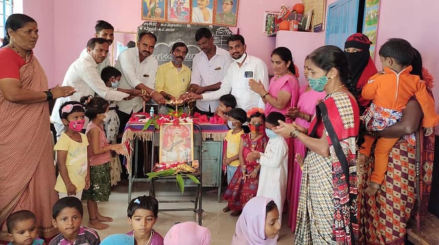 ಸವಣೂರ ತಾಲ್ಲೂಕಿನ ಕುರುಬರಮಲ್ಲೂರ ಗ್ರಾಮದ ಅಂಗನವಾಡಿ ಪ್ರಾರಂಭೋತ್ಸವ ಕಾರ್ಯಕ್ರಮದಲ್ಲಿ ಗಣ್ಯರು ಪಾಲ್ಗೊಂಡಿದ್ದರು