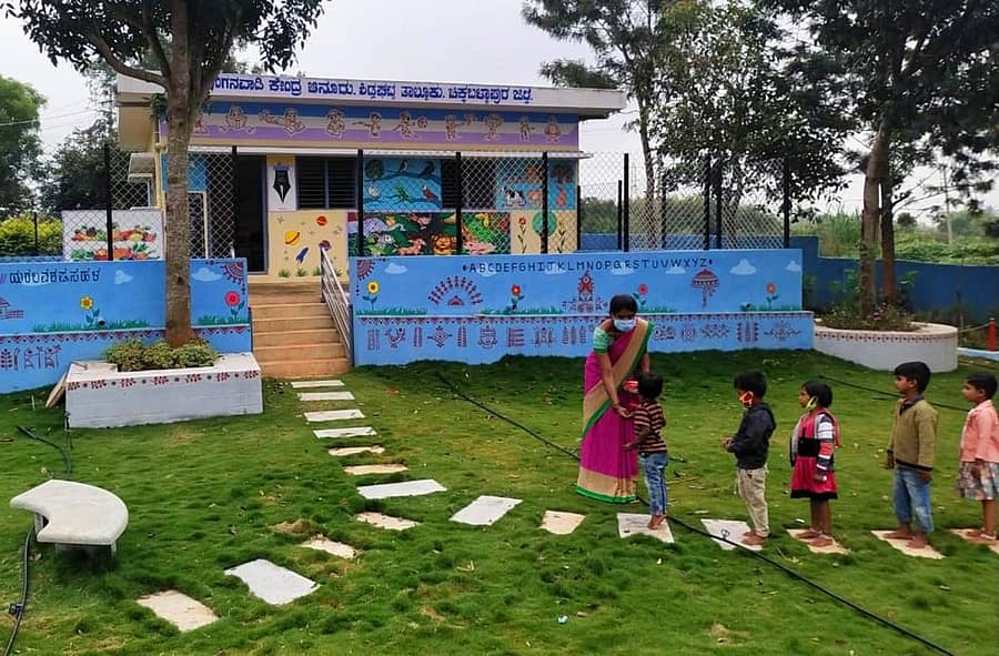 ಶಿಡ್ಲಘಟ್ಟ ತಾಲ್ಲೂಕಿನ ಆನೂರಿನ ಅಂಗನವಾಡಿಗೆ ಬಂದ ಚಿಣ್ಣರಿಗೆ ಹೂ ಮತ್ತು ಚಾಕೊಲೇಟ್ ನೀಡಿ ಸ್ವಾಗತಿಸಲಾಯಿತು