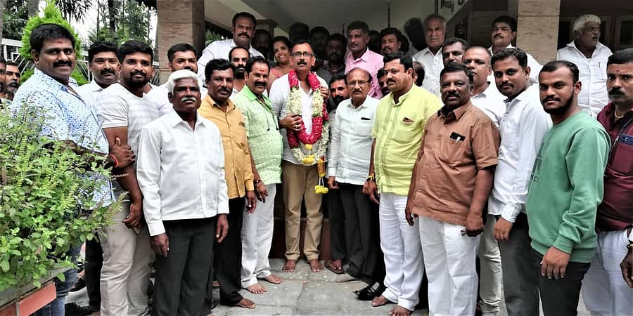 ಬಿಡಿಸಿಸಿ ಬ್ಯಾಂಕ್‌ ನಿರ್ದೇಶಕ ಎಸ್‌. ರವಿ ಅವರಿಗೆ ಕಗ್ಗಲಹಳ್ಳಿ ಸೊಸೈಟಿಯ ನಿರ್ದೇಶಕರು ಹೂವಿನ ಹಾರ ಹಾಕಿ ಅಭಿನಂದನೆ ಸಲ್ಲಿಸಿದರು