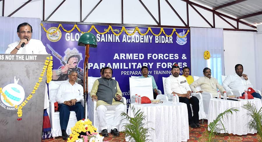 ಬೀದರ್ನ ಗ್ಲೋಬಲ್ ಸೈನಿಕ ಅಕಾಡೆಮಿಯಲ್ಲಿ ನಡೆಯುತ್ತಿರುವ ಸೇನಾ ಪೂರ್ವ ತರಬೇತಿ ಶಿಬಿರದಲ್ಲಿ ಕೇಂದ್ರ ನೂತನ ಹಾಗೂ ನವೀಕರಿಸಬಹುದಾದ ಇಂಧನ ಮೂಲ, ರಾಸಾಯನಿಕ ಮತ್ತು ರಸಗೊಬ್ಬರ ಖಾತೆ ರಾಜ್ಯ ಸಚಿವ ಭಗವಂತ ಖೂಬಾ ಮಾತನಾಡಿದರು