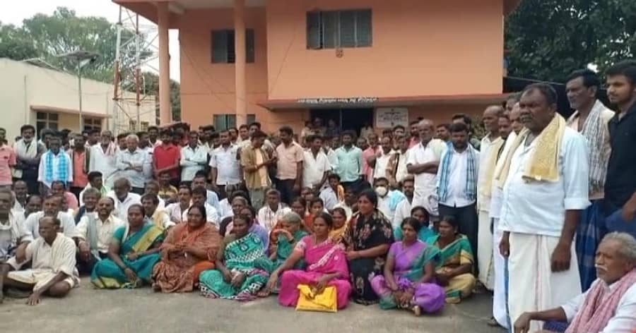 ಕೆ.ಆರ್.ಪೇಟೆ ಪಟ್ಟಣದ ಗ್ರಾಮಾಂತರ ಪೊಲೀಸ್ ಠಾಣೆಯ ಮುಂದೆ ಪ್ರತಿಭಟನೆ ನಡೆಸಿದ ಮೂಡನಹಳ್ಳಿ ಹಾಗೂ ಸುತ್ತಮುತ್ತಲ ಗ್ರಾಮಸ್ಥರು, ನಿರಪರಾಧಿಗಳ ಮೇಲೆ ದಾಖಲಿಸಿರುವ ಪ್ರಕರಣ ಹಿಂಪಡೆಯಬೇಕು ಎಂದು ಮನವಿ ಸಲ್ಲಿಸಿದರು