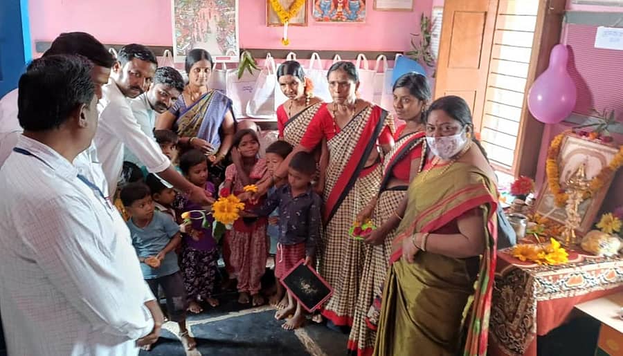ಕುಕನೂರು ತಾಲ್ಲೂಕಿನ ಮಂಡಲಗಿರಿ ಗ್ರಾಮದ ಅಂಗನವಾಡಿ ಕೇಂದ್ರದಲ್ಲಿ ಹೂ ನೀಡುವ ಮೂಲಕ ಮಕ್ಕಳನ್ನು ಸ್ವಾಗತಿಸಲಾಯಿತು