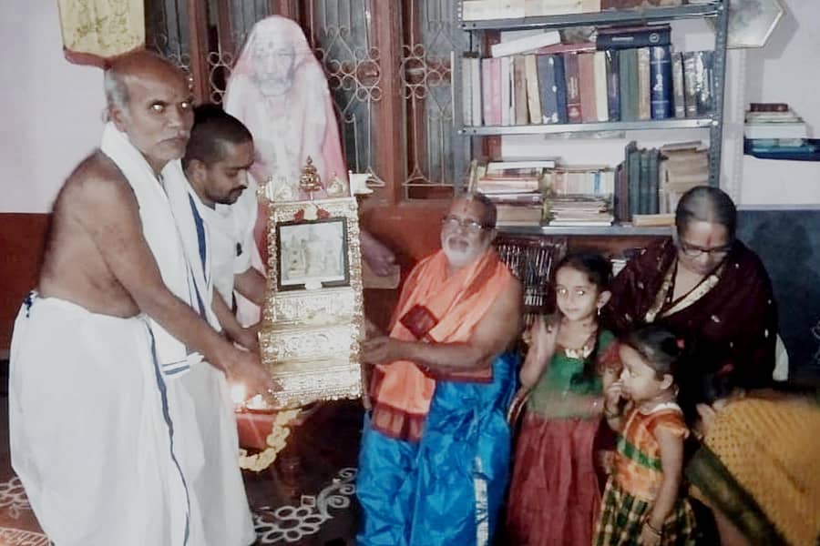 ಹನುಮಸಾಗರ ಜ್ಞಾನದಾಯಿನಿ ಸಂಸ್ಕೃತ ಪಾಠ ಶಾಲೆಯಲ್ಲಿ ಭಾನುವಾರ ನಡೆದ ಸತ್ಯಪ್ರಮೋದ ತೀರ್ಥರ ಆರಾಧನಾ ಮಹೋತ್ಸವದಲ್ಲಿ ಪಾಠ ಶಾಲೆಯ ಹಳೆ ವಿದ್ಯಾರ್ಥಿಗಳು ಪಂ.ಧಿರೇಂದ್ರಾಚಾರ ಅವರಿಗೆ ಪೂಜಾ ಮಂಟಪ ನೀಡಿದರು