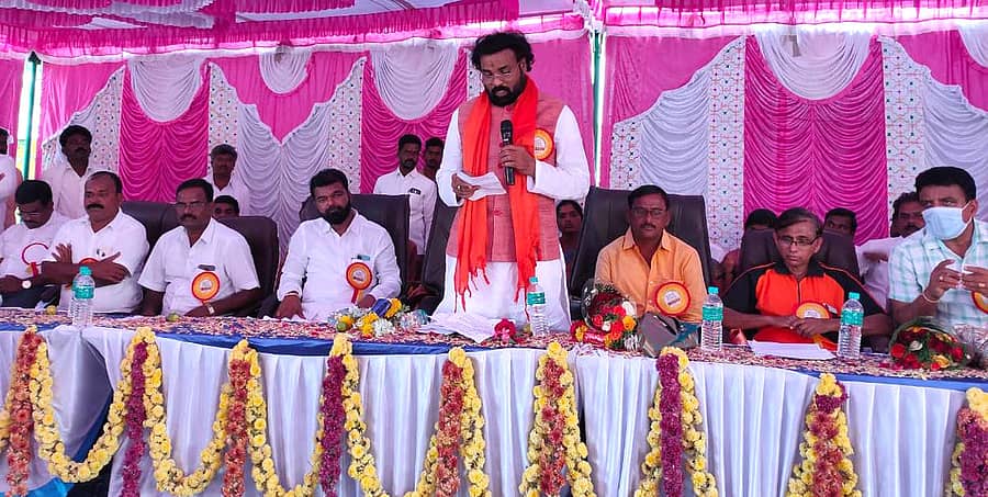 ನಾಯಕನಹಟ್ಟಿ ಹೋಬಳಿಯ ಎನ್.ದೇವರಹಳ್ಳಿ ಗ್ರಾಮದಲ್ಲಿ ಸೋಮವಾರ ಒಸಾಟ್ ಸಂಸ್ಥೆಯ ಸಹಯೋಗದಲ್ಲಿ ನಡೆದ ಶಾಲಾ ಕೊಠಡಿಗಳ ಉದ್ಘಾಟನೆ ಕಾರ್ಯಕ್ರಮದಲ್ಲಿ ಸಾರಿಗೆ ಸಚಿವ ಬಿ.ಶ್ರೀರಾಮುಲು ಮಾತನಾಡಿದರು.