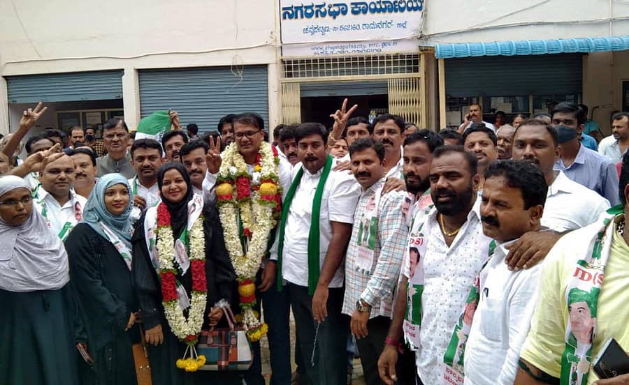 ಚನ್ನಪಟ್ಟಣದಲ್ಲಿ ಸೋಮವಾರ ನಗರಸಭೆಯ ನೂತನ ಅಧ್ಯಕ್ಷರಾಗಿ ಆಯ್ಕೆಯಾದ ಪ್ರಶಾಂತ್ ಹಾಗೂ ಉಪಾಧ್ಯಕ್ಷೆ ಹಸೀನಾ ಫರ್ಹೀನ್ ಅವರನ್ನು ಜೆಡಿಎಸ್ ಮುಖಂಡರು ಅಭಿನಂದಿಸಿದರು