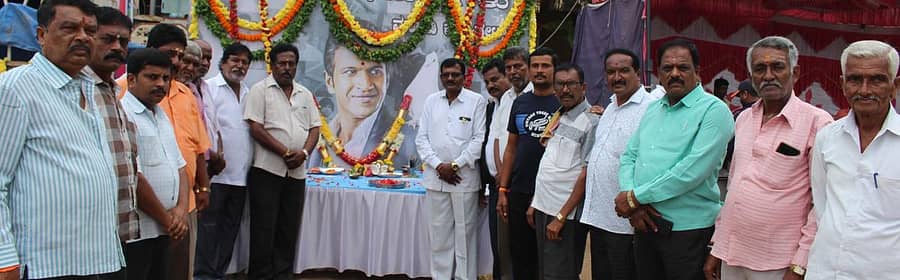 ಮಾಗಡಿ ಪಟ್ಟಣದ ಕಲ್ಯಾ ಬಾಗಿಲು ಬಳಿ ನಟ ಪುನೀತ್ ರಾಜ್ಕುಮಾರ್ ಅವರ ಪುಣ್ಯತಿಥಿ ಅಂಗವಾಗಿ ಭಾವಚಿತ್ರಕ್ಕೆ ಪೂಜೆ ಸಲ್ಲಿಸಲಾಯಿತು