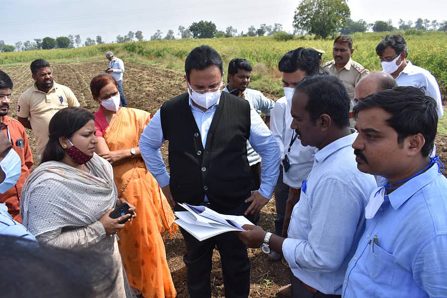 ಚಿಂಚೋಳಿ ತಾಲ್ಲೂಕು ಗಡಿಕೇಶ್ವಾರ ಗ್ರಾಮದ ಹೊರವಲಯದ ಹೊಲವೊಂದರಲ್ಲಿ ದಾಖಲಾದ ಭೂಕಂಪನದ ಕೇಂದ್ರಬಿಂದುವಿನ ಸ್ಥಳವನ್ನು ವಿಜ್ಞಾನಿಗಳ ತಂಡದೊಂದಿಗೆ ಕರ್ನಾಟಕ ರಾಜ್ಯ ನೈಸರ್ಗಿಕ ವಿಕೋಪ ಉಸ್ತುವಾರಿ ಕೇಂದ್ರದ ಆಯುಕ್ತ ಡಾ.ಮನೋಜ ರಾಜನ್ ಭೇಟಿ ನೀಡಿ ಪರಿಶೀಲಿಸಿದರು