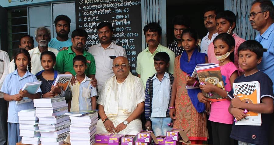 ಮಾಗಡಿ ತಾಲ್ಲೂಕಿನ ಶ್ರೀಪತಿಹಳ್ಳಿ ಶಾಲೆಯ ಮಕ್ಕಳಿಗೆ ಮಾಜಿ ಸಚಿವ ಎಚ್‌.ಎಂ. ರೇವಣ್ಣ ನೋಟ್‌ಬುಕ್‌, ಸಿಹಿ ವಿತರಿಸಿದರು. ಕೃಷ್ಣಪ್ಪ, ಶಶಾಂಕ್‌ ರೇವಣ್ಣ, ರಾಮಕೃಷ್ಣಯ್ಯ, ತೇಜಸ್‌, ಶಾಲಾ ಮಕ್ಕಳು, ಶಿಕ್ಷಕರು ಇದ್ದರು