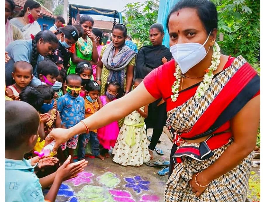 ಹೊಸದೊಡ್ಡಿ ಗ್ರಾಮದಲ್ಲಿ ಮಕ್ಕಳಿಗೆ ಶಿಕ್ಷಕಿ ಸ್ಯಾನಿಟೈಸರ್ ಹಾಕಿ ಕೇಂದ್ರಕ್ಕೆ ಬರಮಾಡಿಕೊಂಡರು