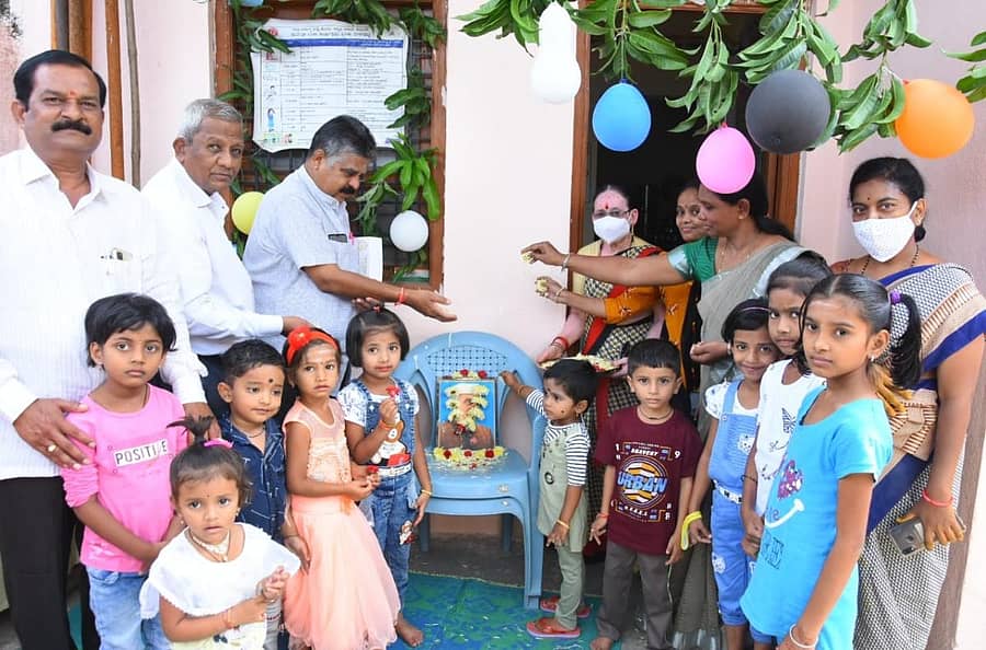 ಕಲಬುರಗಿಯಲ್ಲಿ ಸೋಮವಾರ ಪಾಲಿಕೆ ಸದಸ್ಯ ವಿಜಯಕುಮಾರ್‌ ಸೇವಲಾನಿ ಚಾಲನೆ ನೀಡಿದರು. ಹಿರಿಯ ಮೇಲ್ವಿಚಾರಕಿ ದೀಪಾ ರೆಡ್ಡಿ, ಅಣ್ಣಾರಾವ್, ಸುರೇಶ ಡಿಗ್ಗಿ, ಜ್ಯೋತಿ ಮೇಲಕೇರಿ, ಶೀಲಾ ಕುಲಕರ್ಣಿ, ರಮಾಬಾಯಿ ಇದ್ದರು