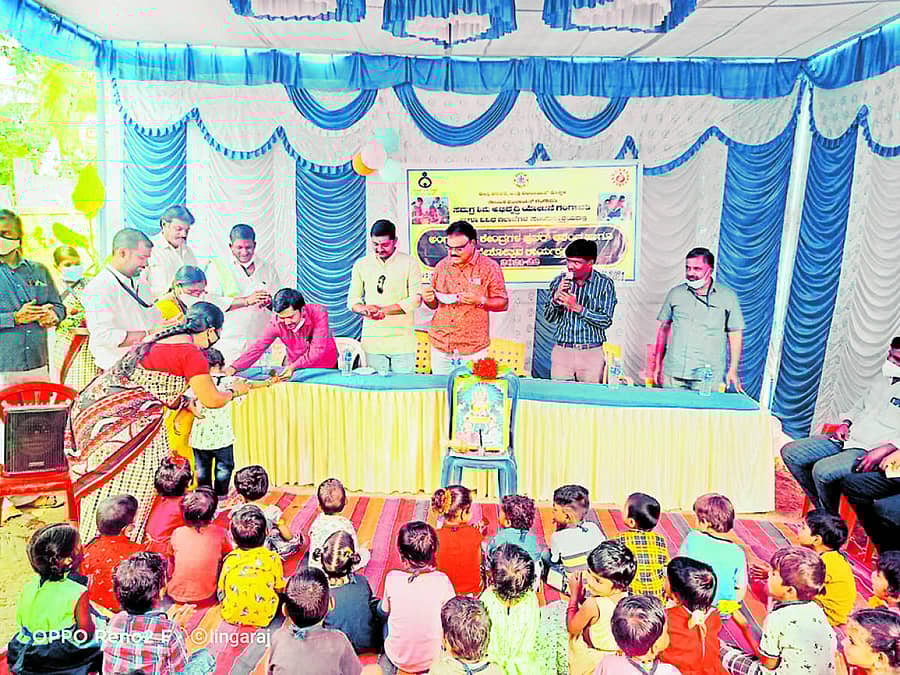 ಗಂಗಾವತಿ ತಾಲ್ಲೂಕಿನ ಸಂಗಾಪುರ ಗ್ರಾಮದ ಅಂಗನವಾಡಿ ಕೇಂದ್ರದಲ್ಲಿನ ಅಂಗನವಾಡಿ ಕಾರ್ಯಕರ್ತೆಯರಿಗೆ ಮಕ್ಕಳ ಆರೋಗ್ಯದ ಕಾಳಜಿ ಕುರಿತು ಜಾಗೃತಿ ಮೂಡಿಸಲಾಯಿತು