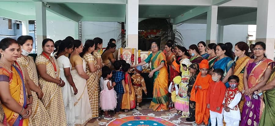 ಕಲಬುರಗಿಯ ಶರಣಬಸವೇಶ್ವರ ವಸತಿ ಪಬ್ಲಿಕ್‌ ಶಾಲೆಯಲ್ಲಿ ಸೋಮವಾರ ಎಲ್‌ಕೆಜಿ ಹಾಗೂ ಯುಕೆಜಿ ಮತ್ತು ನರ್ಸರಿ ಶಾಲೆಗಳನ್ನು ಸಂಭ್ರಮದಿಂದ ಆರಂಭಿಸಲಾಯಿತು. ಎಲ್ಲ ಶಿಕ್ಷಕಿಯರು ಹಾಗೂ ಮಕ್ಕಳು ಪೂಜೆಯಲ್ಲಿ ಪಾಲ್ಗೊಂಡರು