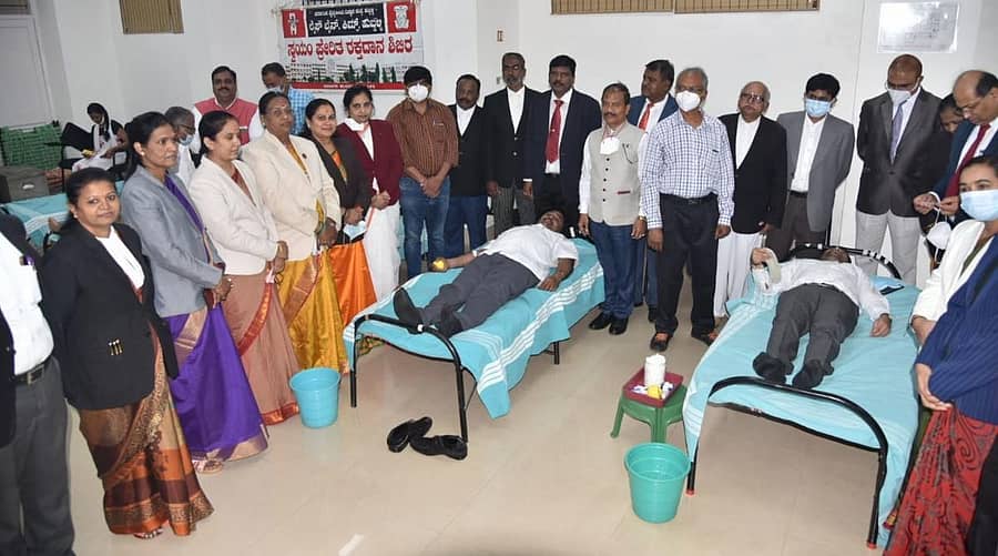 ಹುಬ್ಬಳ್ಳಿಯ ಹೊಸ ನ್ಯಾಯಾಲಯದ ಸಂಕೀರ್ಣದಲ್ಲಿ ಮಂಗಳವಾರ ರಕ್ತದಾನ ಶಿಬಿರ ಜರುಗಿತು