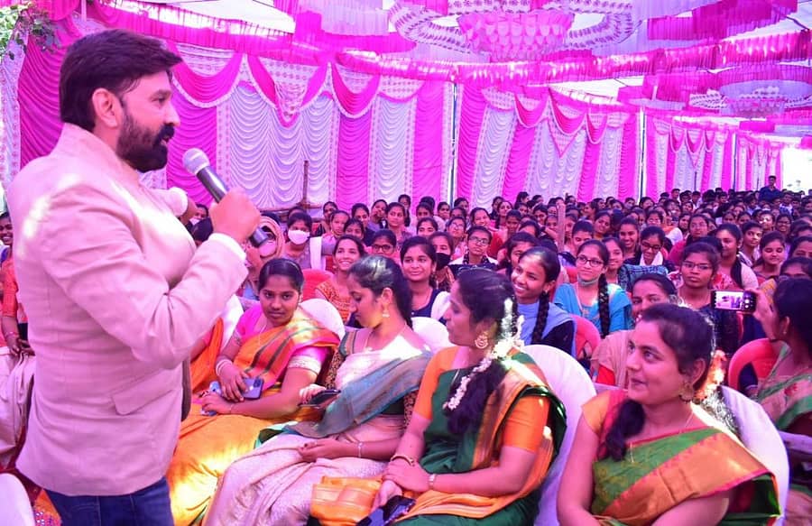 ಹೊಸಪೇಟೆಯ ಶ್ರೀ ಗುರು ಪಿಯು ಕಾಲೇಜಿನಲ್ಲಿ ಮಂಗಳವಾರ ಏರ್ಪಡಿಸಿದ್ದ ಸಮಾರಂಭದಲ್ಲಿ ನಟ ರಮೇಶ ಅರವಿಂದ್ ಅವರು ವಿದ್ಯಾರ್ಥಿಗಳ ನಡುವೆ ನಿಂತು ಅವರ ಪ್ರಶ್ನೆಗಳಿಗೆ ಉತ್ತರಿಸಿದರು