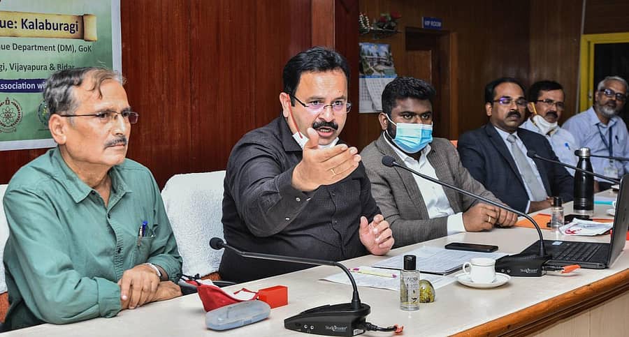 ಕಲಬುರಗಿಯ ಜಿಲ್ಲಾಧಿಕಾರಿ ಕಚೇರಿಯಲ್ಲಿ ಮಂಗಳವಾರ ಆಯೋಜಿಸಿದ್ದ ಭೂಕಂಪನ ಕುರಿತ ಕಾರ್ಯಾಗಾರದಲ್ಲಿ ಡಾ. ಮನೋಜ್ ರಾಜನ್ ಮಾತನಾಡಿದರು. ಡಾ. ಬಿ.ಸಿ. ಪ್ರಭಾಕರ್, ವಿಜಯಪುರ ಜಿಲ್ಲಾಧಿಕಾರಿ ಸುನೀಲ್ಕುಮಾರ್ ಹಾಗೂ ಭೂವಿಜ್ಞಾನಿಗಳು ಇದ್ದರು