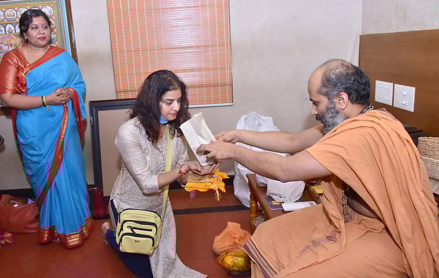 ಉಡುಪಿಯ ಕೃಷ್ಣಮಠಕ್ಕೆ ನಟಿ ಪ್ರೇಮಾ ಭೇಟಿನೀಡಿ ದೇವರ ದರ್ಶನ ಪಡೆದು ಪರ್ಯಾಯ ಪೀಠಾಧೀಶರಾದ ಅದಮಾರು ಈಶಪ್ರಿಯ ತೀರ್ಥ ಸ್ವಾಮೀಜಿಯಿಂದ ಅನುಗ್ರಹ ಮಂತ್ರಾಕ್ಷತೆ ಪಡೆದುಕೊಂಡರು.