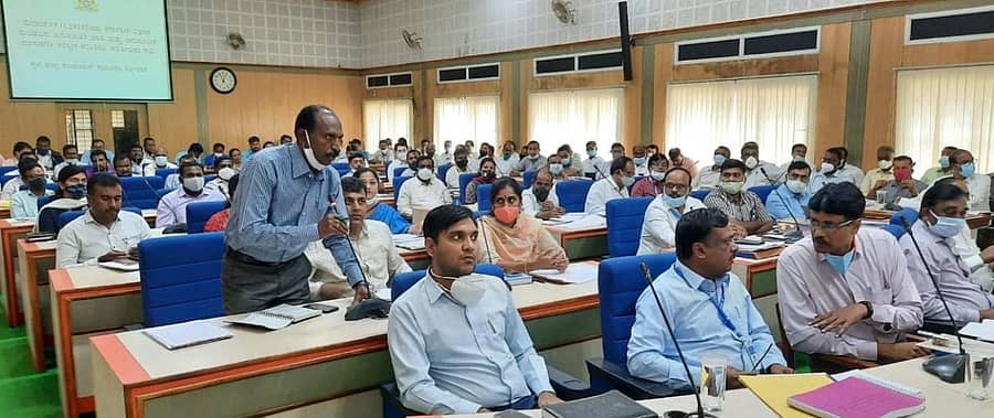 ಕೋಲಾರದಲ್ಲಿ ಮಂಗಳವಾರ ನಡೆದ ಅನುಸೂಚಿತ ಜಾತಿ ಮತ್ತು ಪಂಗಡಗಳ ಕಲ್ಯಾಣ ಸಮಿತಿಯ ಪ್ರಗತಿ ಪರಿಶೀಲನಾ ಸಭೆಯಲ್ಲಿ ಅಧಿಕಾರಿಗಳು ಪಾಲ್ಗೊಂಡರು