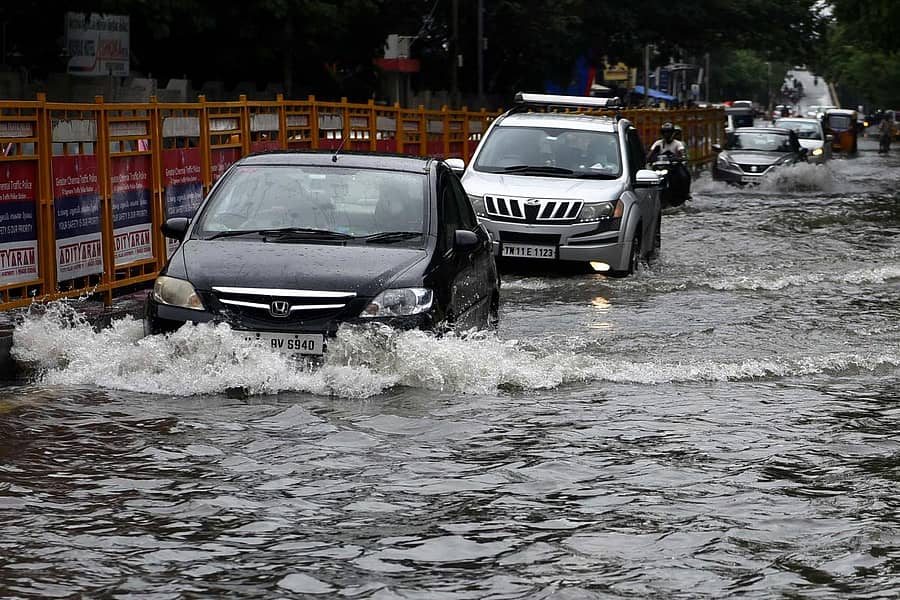 ಚೆನ್ನೈಯ ರಸ್ತೆಗಳು ಜಲಾವೃತಗೊಂಡು ಸಂಚಾರಕ್ಕೆ ತೊಡಕು ಉಂಟಾಯಿತು – ಎಎಫ್ಪಿ ಚಿತ್ರ