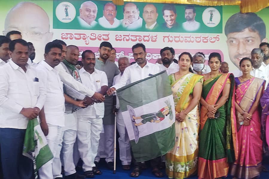 ಗುರುಮಠಕಲ್ ಪಟ್ಟಣದ ಖಾಸಾಮಠದ ಆವರಣದಲ್ಲಿ ಮಂಗಳವಾರ ಆಯೋಜಿಸಿದ್ದ ಜೆಡಿಎಸ್ ಮತಕ್ಷೇತ್ರ ಘಟಕದ ನೂತನ ಪದಾಧಿಕಾರಿಗಳ ಪದಗ್ರಹಣ ಹಾಗೂ ಸದಸ್ಯತ್ವ ಅಭಿಯಾನ ಕಾರ್ಯಕ್ರಮದಲ್ಲಿ ನೂತನ ಪದಾಧಿಕಾರಿಗಳಿಗೆ ಅಧಿಕಾರ ಹಸ್ತಾಂತರಿಸಿದ ನಿಕಟಪೂರ್ವ ಅಧ್ಯಕ್ಷ ಶರಣು ಆವಂಟಿ. ಶರಣಗೌಡ ಕಂದಕೂರ ಇದ್ದರು.