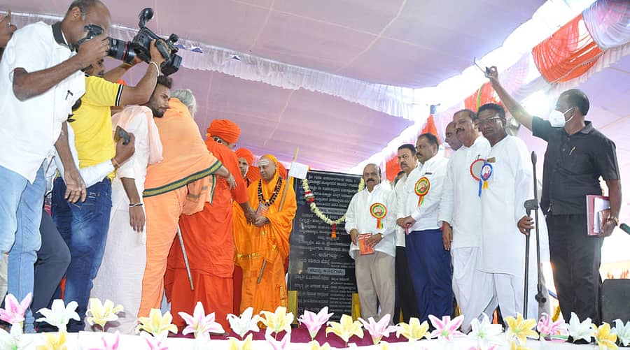 ನರೇಗಲ್‌ನ ಹಾಲಕೆರೆ ಗ್ರಾಮದಲ್ಲಿ ಅನ್ನದಾನೇಶ್ವರ ಮಠದ ವತಿಯಿಂದ ಮಂಗಳವಾರ ಆಯೋಜಿಸಿದ್ದ ಡಾ. ಅಭಿನವ ಅನ್ನದಾನ ಸ್ವಾಮಿಗಳ ಗುರುವಂದನೆ ಹಾಗೂ ಮುಪ್ಪಿನ ಬಸಲಿಂಗ ದೇವರ ನಿರಂಜನ ಚರ ಪಟ್ಟಾಧಿಕಾರ ಕಾರ್ಯಕ್ರಮದಲ್ಲಿ ಮುಖ್ಯಮಂತ್ರಿ ಬಸವರಾಜ ಬೊಮ್ಮಾಯಿ ಅನ್ನದಾನ ವಿಜಯ ವಿದ್ಯಾಪ್ರಸಾರಕ ಸಮಿತಿಯ ಬಾಲಕ, ಬಾಲಕಿಯರ ವಸತಿ ನಿಲಯದ ಅಡಿಗಲ್ಲು ಸಮಾರಂಭಕ್ಕೆ ಚಾಲನೆ ನೀಡಿದರು