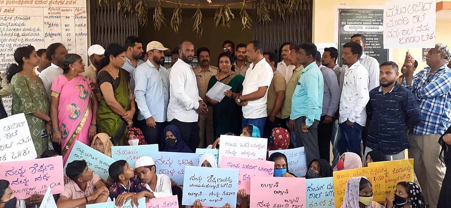 ಸಾಗರದ ಕೆಳದಿ ರಸ್ತೆಯಲ್ಲಿರುವ ಮೌಲಾನಾ ಅಜಾದ್ ಆಂಗ್ಲ ಮಾಧ್ಯಮ ಸರ್ಕಾರಿ ಶಾಲೆಯನ್ನು ಉಳಿಸುವಂತೆ ಒತ್ತಾಯಿಸಿ ನಗರ ಬ್ಲಾಕ್ ಕಾಂಗ್ರೆಸ್ ನೇತೃತ್ವದಲ್ಲಿ ಪೋಷಕರು ಹಾಗೂ ಮಕ್ಕಳು ಮಂಗಳವಾರ ಪ್ರತಿಭಟನೆ ನಡೆಸಿ ಕ್ಷೇತ್ರ ಶಿಕ್ಷಣಾಧಿಕಾರಿಗೆ ಮನವಿ ಸಲ್ಲಿಸಿದರು.