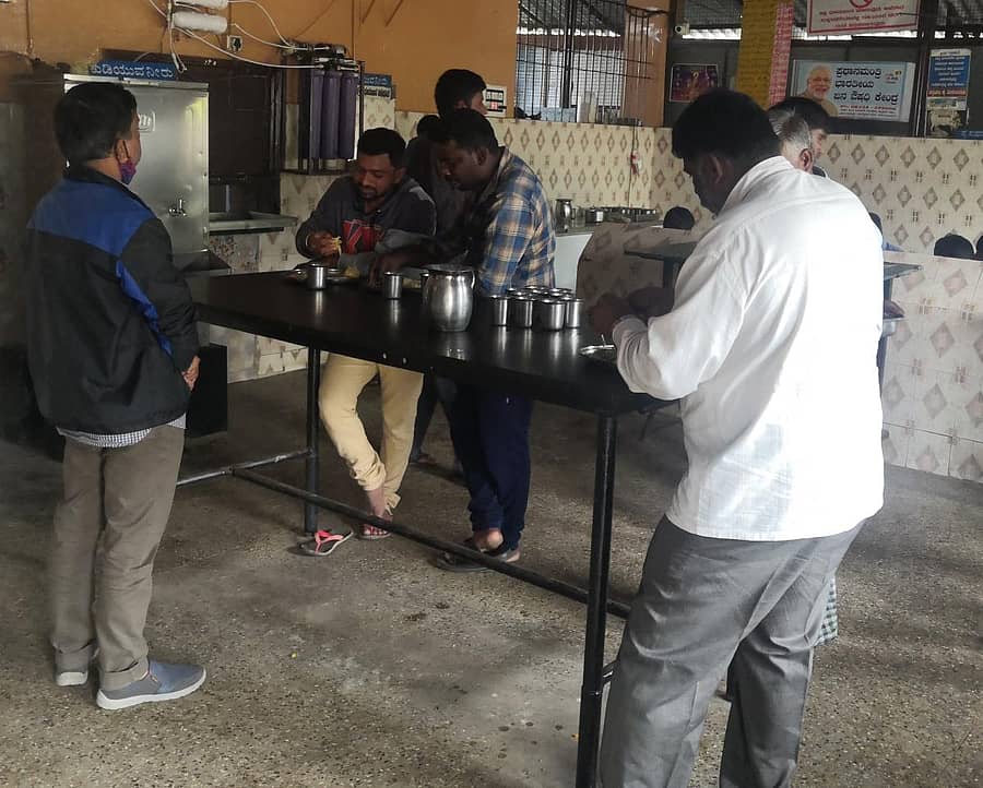 ಚಾಮರಾಜನಗರದ ಹೋಟೆಲೊಂದರಲ್ಲಿ ಮಂಗಳವಾರ ಆಹಾರ ಸೇವಿಸುತ್ತಿದ್ದ ಗ್ರಾಹಕರು