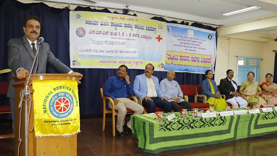 ಶಿವಮೊಗ್ಗದ ಎಟಿಎನ್ಸಿಸಿ ಕಾಲೇಜು ಸಭಾಂಗಣದಲ್ಲಿ ಹಮ್ಮಿಕೊಂಡಿದ್ದ ಕಾನೂನು ಅರಿವು ಕಾರ್ಯಕ್ರಮವನ್ನು ಉದ್ಘಾಟಿಸಿದ ಜಿಲ್ಲಾ ಸತ್ರ ನ್ಯಾಯಾಧೀಶರಾದ ಎಸ್.ಎ.ಮುಸ್ತಫಾ ಹುಸೇನ್ ಮಾತನಾಡಿದರು.