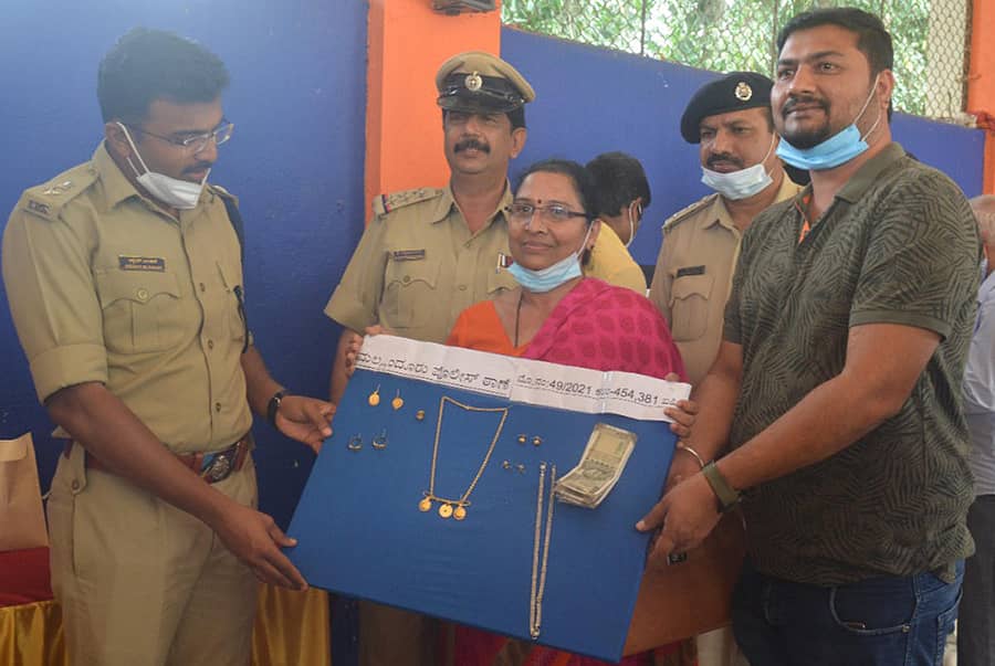 ಚಿಕ್ಕಮಗಳೂರಿನ ನಗರದ ಡಿಎಆರ್ ಮೈದಾನದಲ್ಲಿ ಮಂಗಳವಾರ ನಡೆದ ‘ಪ್ರಾಪರ್ಟಿ ರಿಟರ್ನ್ ಪರೇಡ್’ ಕಾರ್ಯಕ್ರಮದಲ್ಲಿ ಎಸ್ಪಿ ಅಕ್ಷಯ್ ಅವರು ವಾರಸುದಾರರಿಗೆ ಸ್ವತ್ತು ನೀಡಿದರು.