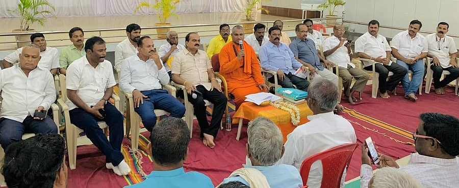 ವಾಲ್ಮೀಕಿ ಜಾತ್ರೆಗೆ ಸಂಬಂಧಿಸಿದಂತೆ ಹರಿಹರ ರಾಜನಹಳ್ಳಿಯ ಮಹರ್ಷಿ ವಾಲ್ಮೀಕಿ ಗುರುಪೀಠದಲ್ಲಿ ಮಂಗಳವಾರ ನಡೆದ ಪೂರ್ವಭಾವಿ ಸಭೆಯಲ್ಲಿ ಗುರುಪೀಠದ ಪ್ರಸನ್ನಾನಂದ ಸ್ವಾಮೀಜಿ ಮಾತನಾಡಿದರು