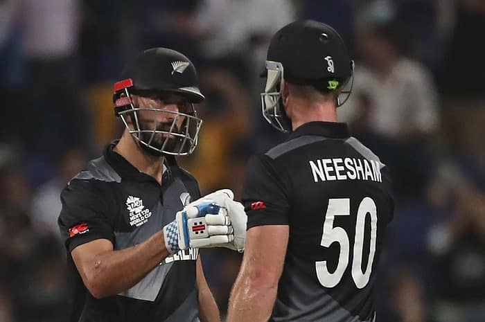 ಡೆರಿಲ್ ಮಿಚೆಲ್, ಜೇಮ್ಸ್ ನೀಶಮ್ ಅಬ್ಬರ