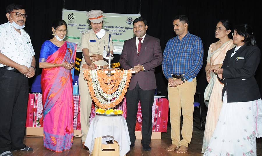 ತುಮಕೂರಿನಲ್ಲಿ ಬುಧವಾರ ಮಹಿಳೆಯರಿಗೆ ಹಮ್ಮಿಕೊಂಡಿದ್ದ ಕಾನೂನು ಅರಿವು ಕಾರ್ಯಾಗಾರವನ್ನು ಜಿಲ್ಲಾ ಕಾರಾಗೃಹ ಅಧೀಕ್ಷಕಿ ಶಾಂತಮ್ಮ ಉದ್ಘಾಟಿಸಿದರು. ಜಿಲ್ಲಾ ಕಾನೂನು ಸೇವೆಗಳ ಪ್ರಾಧಿಕಾರದ ಸದಸ್ಯ ಕಾರ್ಯದರ್ಶಿ ರಾಘವೇಂದ್ರ ಶೆಟ್ಟಿಗಾರ್, ಜಿಲ್ಲಾ ಮಕ್ಕಳ ರಕ್ಷಣಾಧಿಕಾರಿ ವಾಸಂತಿ ಉಪ್ಪಾರ್, ಮಹಿಳಾ ಮತ್ತು ಮಕ್ಕಳ ಅಭಿವೃದ್ಧಿ ಇಲಾಖೆ ಉಪನಿರ್ದೇಶಕ ಶ್ರೀಧರ್, ವಿದ್ಯೋದಯ ಕಾನೂನು ಕಾಲೇಜು ಸಹಾಯಕ ಪ್ರಾಂಶುಪಾಲ ದ್ಯಾನ ಬಸವರಾಜು, ವಕೀಲರಾದ ಬೇಬಿ ಕವಿತಾ ಉಪಸ್ಥಿತರಿದ್ದರು