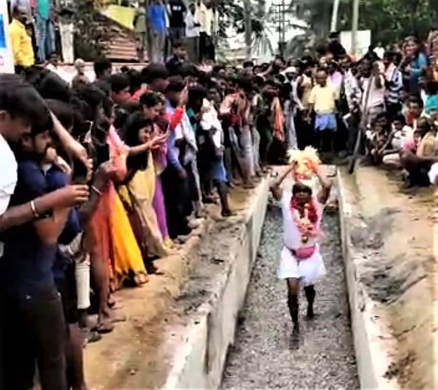 ಬರಡನಹಳ್ಳಿಯಲ್ಲಿ ನಡೆದ ಮಾರಮ್ಮ ದೇವಿ ಕೊಂಡೋತ್ಸವದಲ್ಲಿ ಅರ್ಚಕ ವೀರಭದ್ರ ಕೊಂಡವನ್ನು ಹಾಯುತ್ತಿರುವುದು