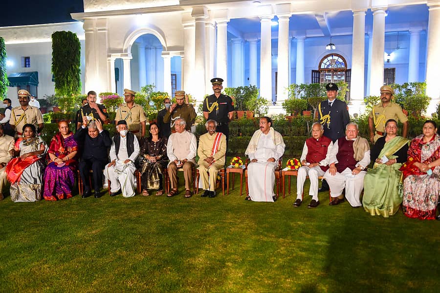 ನವದೆಹಲಿಯಲ್ಲಿ ಬುಧವಾರ ಉಪರಾಷ್ಟ್ರಪತಿ ವೆಂಕಯ್ಯ ನಾಯ್ಡು ಅವರು ಆಯೋಜಿಸಿದ್ದ ಚಹಾ ಕೂಟದಲ್ಲಿ ರಾಜ್ಯಪಾಲರು ಮತ್ತು ಲೆಫ್ಟಿನೆಂಟ್ ಗವರ್ನರ್ಗಳು ಭಾಗವಹಿಸಿದ್ದರು –ಪಿಟಿಐ ಚಿತ್ರ