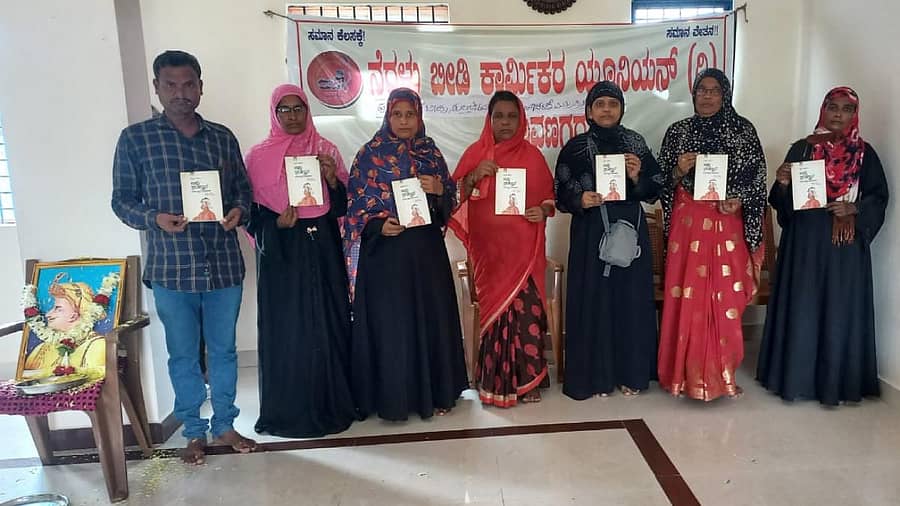 ದಾವಣಗೆರೆ ನೆರಳು ಬೀಡಿ ಕಾರ್ಮಿಕರ ಯೂನಿಯನ್ ವತಿಯಿಂದ ಟಿಪ್ಪು ಸುಲ್ತಾನ್ ಅವರ 271ನೇ ಜನ್ಮಾದಿನ ಆಚರಣೆಯಲ್ಲಿ ಇಸ್ಮತ್ ಪಜೀರ್ ಅವರ ‘ಟಿಪ್ಪು ಸುಲ್ತಾನ’ ಕೃತಿ ಬಿಡುಗಡೆ ಮಾಡಲಾಯಿತು