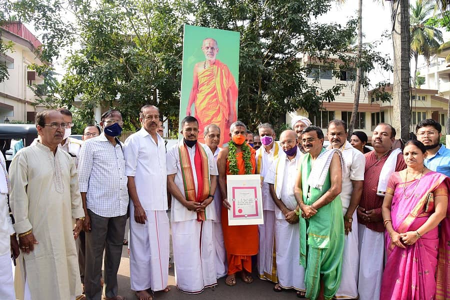 ‘ಪದ್ಮವಿಭೂಷಣ’ ಪ್ರಶಸ್ತಿ ಸ್ವೀಕರಿಸಿದ ಬಂದ ಪೇಜಾವರ ಶ್ರೀಗಳನ್ನು ಮಂಗಳೂರಿನಲ್ಲಿ ಸ್ವಾಗತಿಸಲಾಯಿತು. ಹರಿಕೃಷ್ಣ ಪುನರೂರು, ಎಂ.ಬಿ. ಪುರಾಣಿಕ್, ಮಹಾಬಲೇಶ್ವರ ಎಂ.ಎಸ್, ಪ್ರದೀಪಕುಮಾರ್ ಕಲ್ಕೂರ್, ಪಿ. ಜಯರಾಮ ಭಟ್ ಇದ್ದರು.